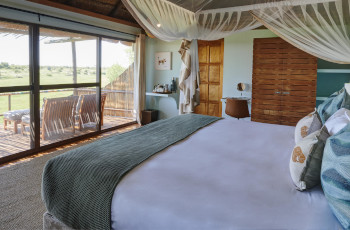 Luxury rooms overlooking the Boteti River at Leroo La Tau