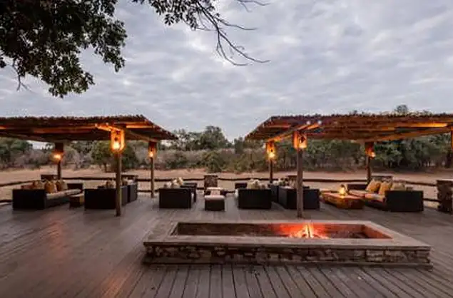 The main area and boma at Mfuwe Lodge