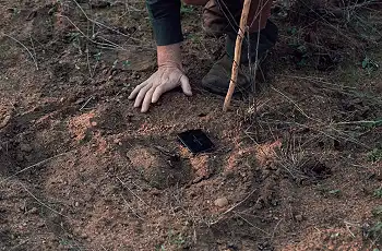 Inspecting an animal footprint - Credit to Alex Shapiro, Lowveld Trails