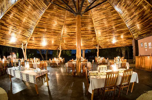 Grandeur dining area at Ndlovu Camp 