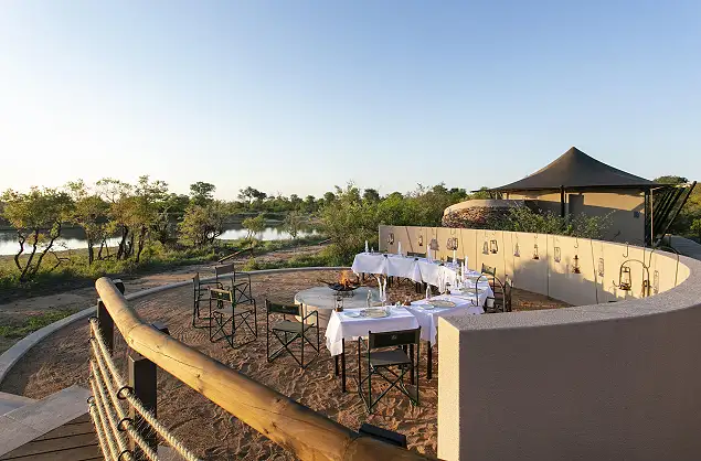 Boma overlooking the river at Thabamati